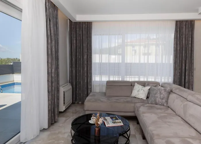 Sunny Lux 3 In By Guide Makarska