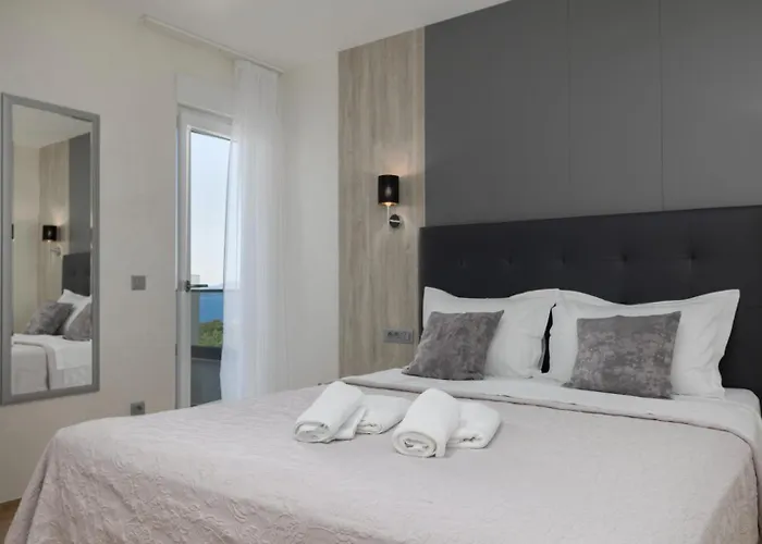 Sunny Lux 3 In By Guide Villa *