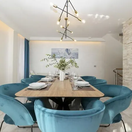 Sunny Lux 3 In By Guide Villa