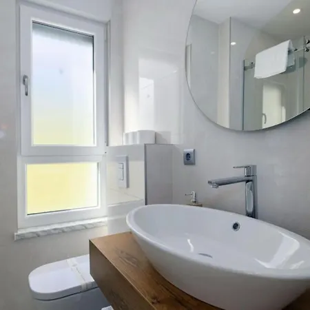 Sunny Lux 3 In By Guide * Makarska