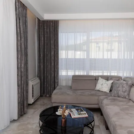 Sunny Lux 3 In By Guide Makarska
