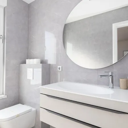 Sunny Lux 3 In By Guide 马卡尔斯卡