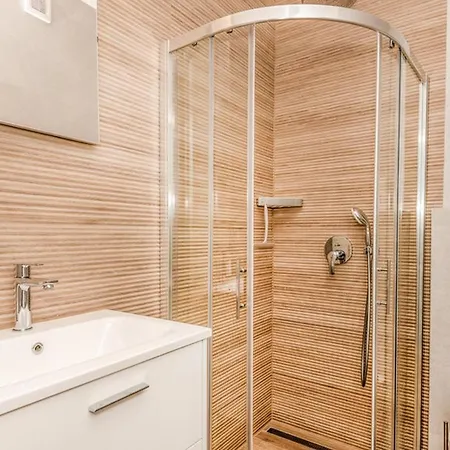 Vila Sunny Lux 3 In By Guide