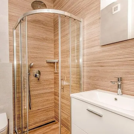 Sunny Lux 3 In By Guide Villa *