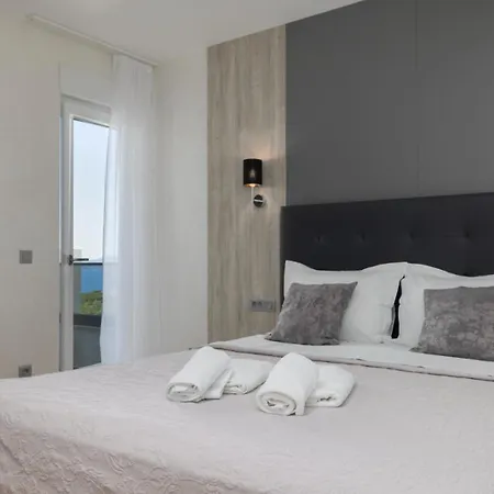 Sunny Lux 3 In By Guide Villa *